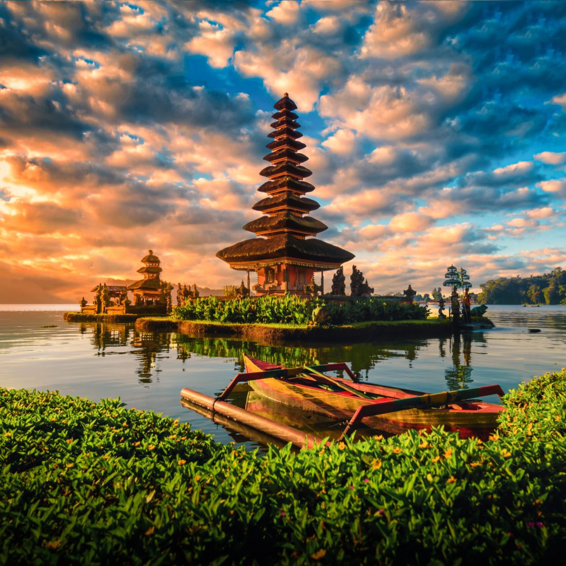 Pura Ulun Danu Bratan, Hindu temple with boat on Bratan lake lan Pura Ulun Danu Bratan, Hindu temple with boat on Bratan lake landscape at sunrise in Bali, Indonesia.